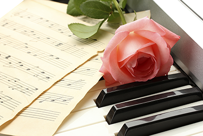 A rose on a piano keyboard